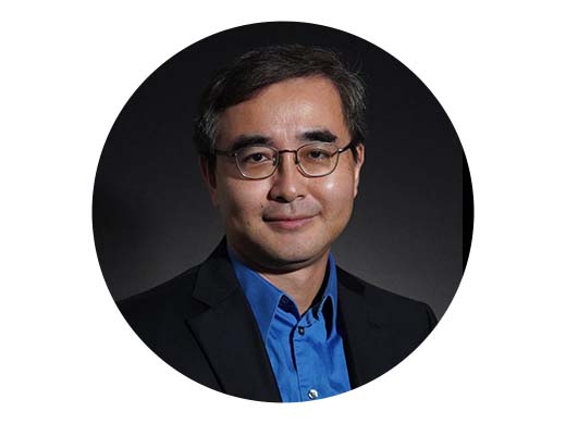 Dr. Seungil Kim, gerente de equipo de microscopía.